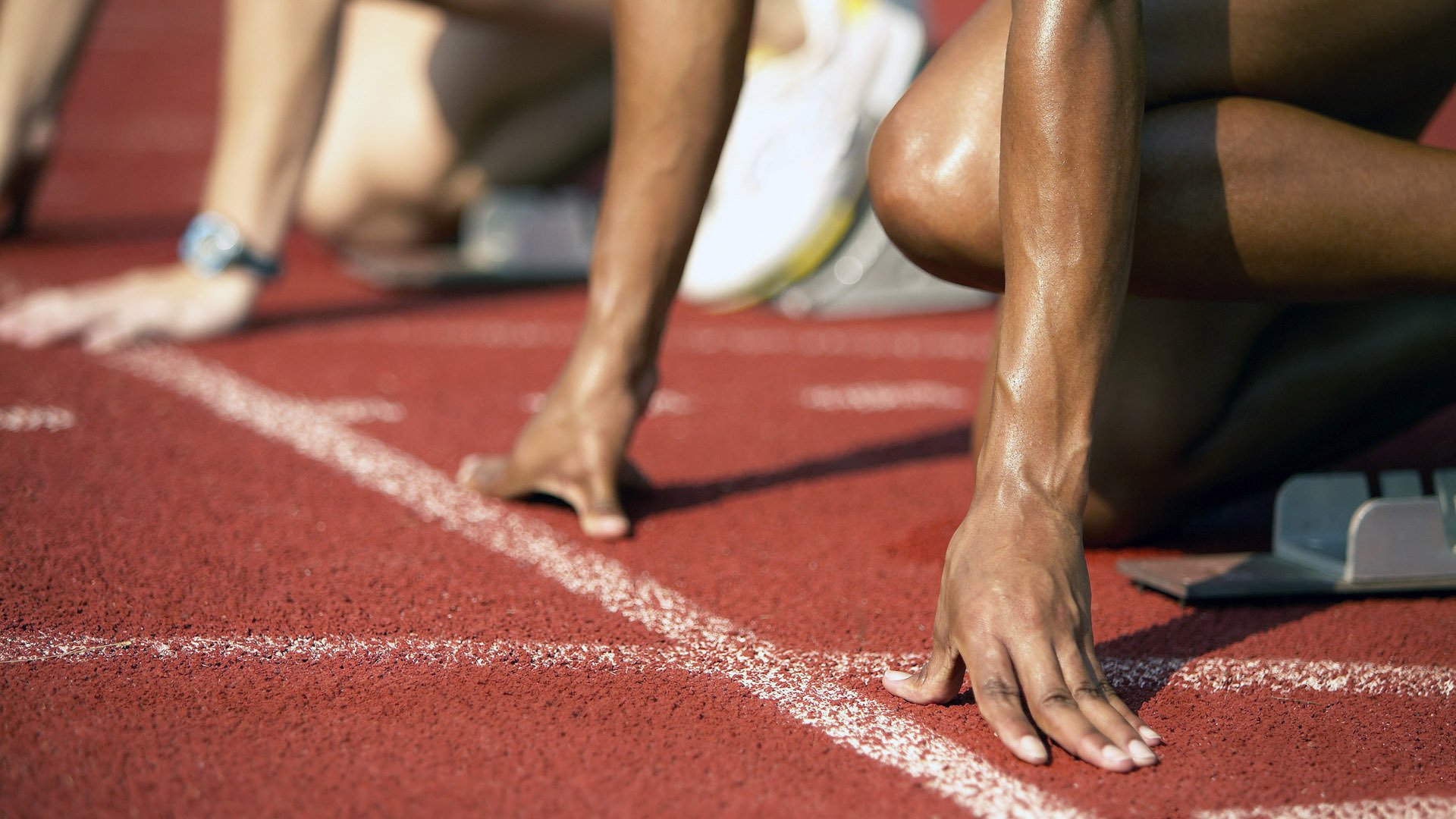 赛道上的博弈，迈凯伦的冰冷碾压，与拉塞尔点燃赛场的烈火