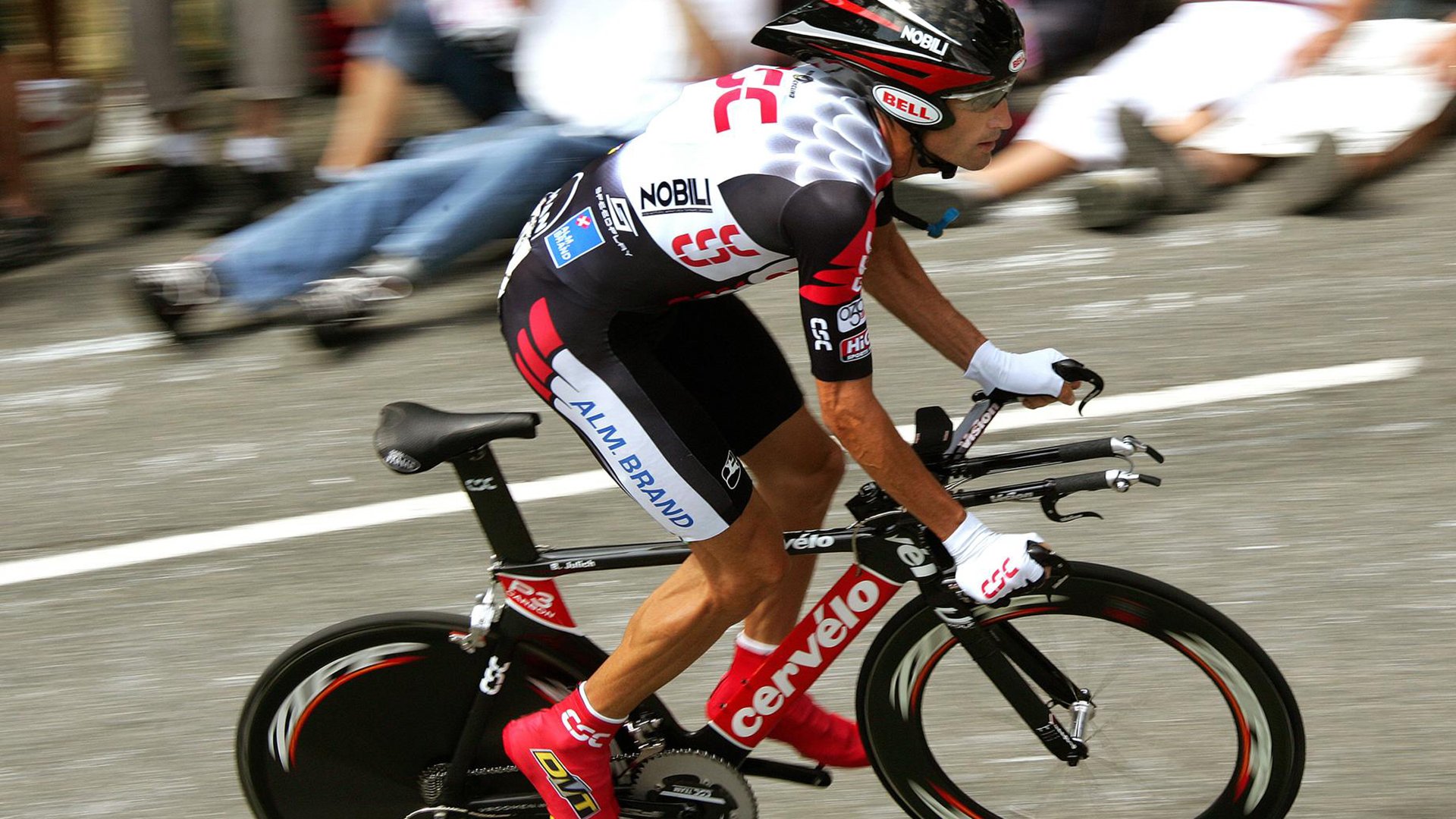 巴黎上空的三色与星条旗，当意外之喜托起美国田径的百年时刻