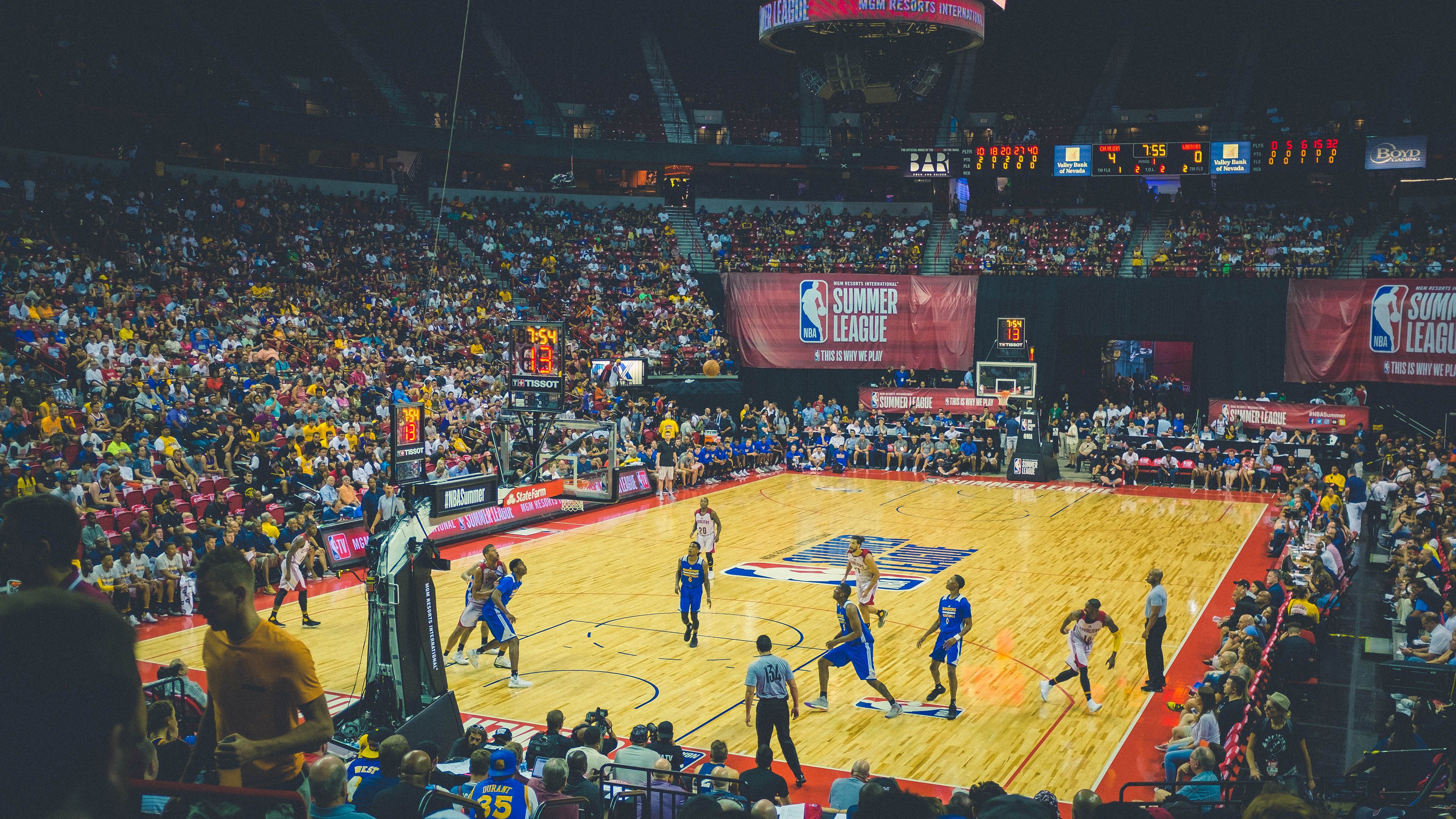 温网草地惊现红土之王，纳达尔戴杯绝境翻盘，一人统治全场书写史诗